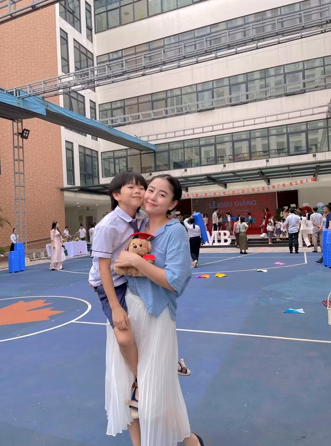 Nam Thương từng xuất hiện trên một số trang báo Trung Quốc với danh xưng “nữ thần”, “hotgirl số 1”, “búp bê không tuổi”... và hiện tại đang là hot mom, KOL có tiếng, được nhiều mẹ bỉm yêu thích.