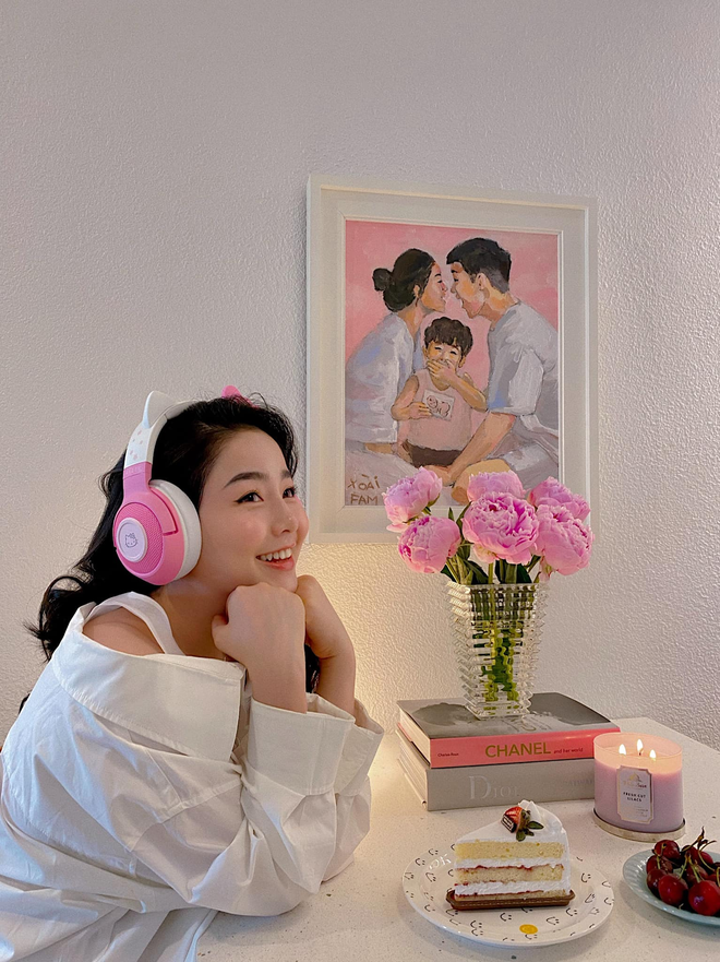 Nam Thương rất thoải mái trong việc chia sẻ chuyện nhà cũng như là một người mẹ "nghiện con" chính hiệu.