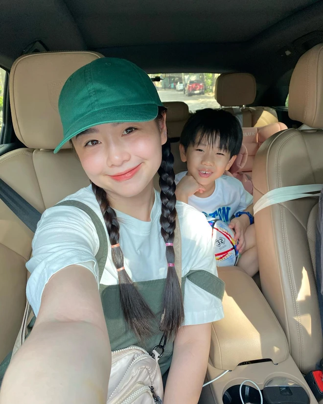 Có nền tảng để phát triển theo hướng nghệ thuật, nhưng ở tuổi 20, Nam Thương đột ngột lập gia đình. Lấy chồng và sinh con khi mới ngoài 20 tuổi, hotgirl Nam Thương khiến nhiều người tiếc nuối.