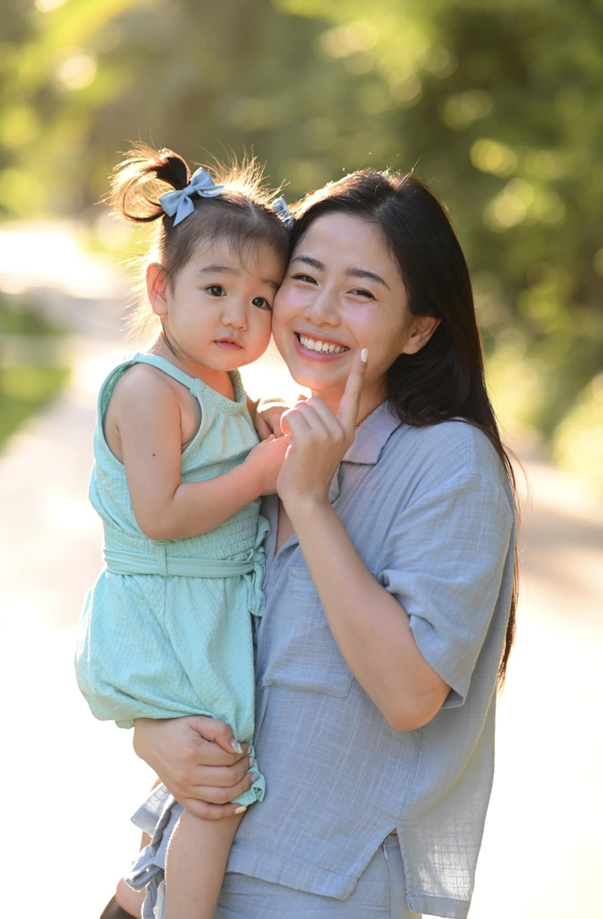 Cậu bé Đậu bảnh bao hệt bố Ba Duy còn bé Bún thì thừa hưởng loạt nét đẹp của mẹ, từ khuôn mặt tròn, mắt to đen nhánh cho đến miệng cười duyên dáng.