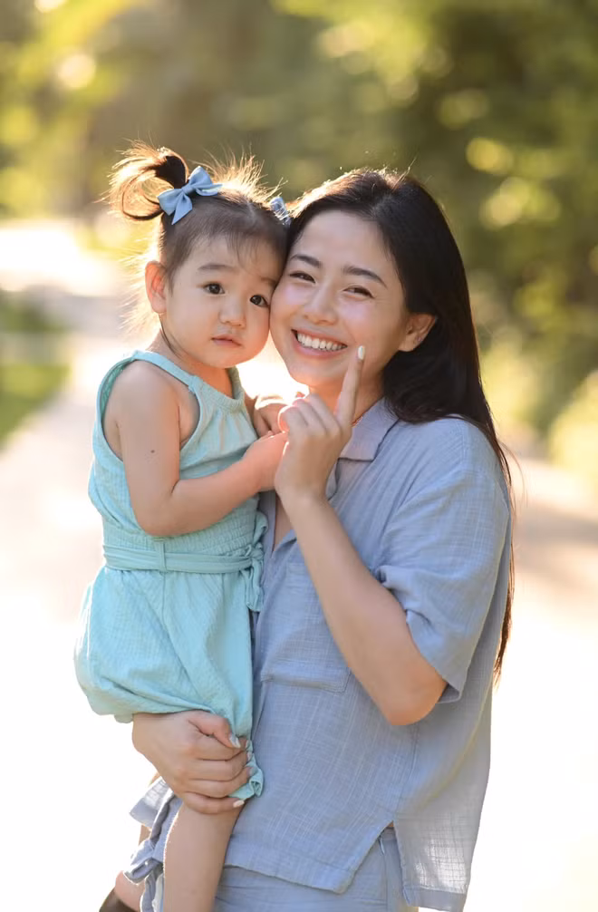 Cậu bé Đậu bảnh bao hệt bố Ba Duy còn bé Bún thì thừa hưởng loạt nét đẹp của mẹ, từ khuôn mặt tròn, mắt to đen nhánh cho đến miệng cười duyên dáng.