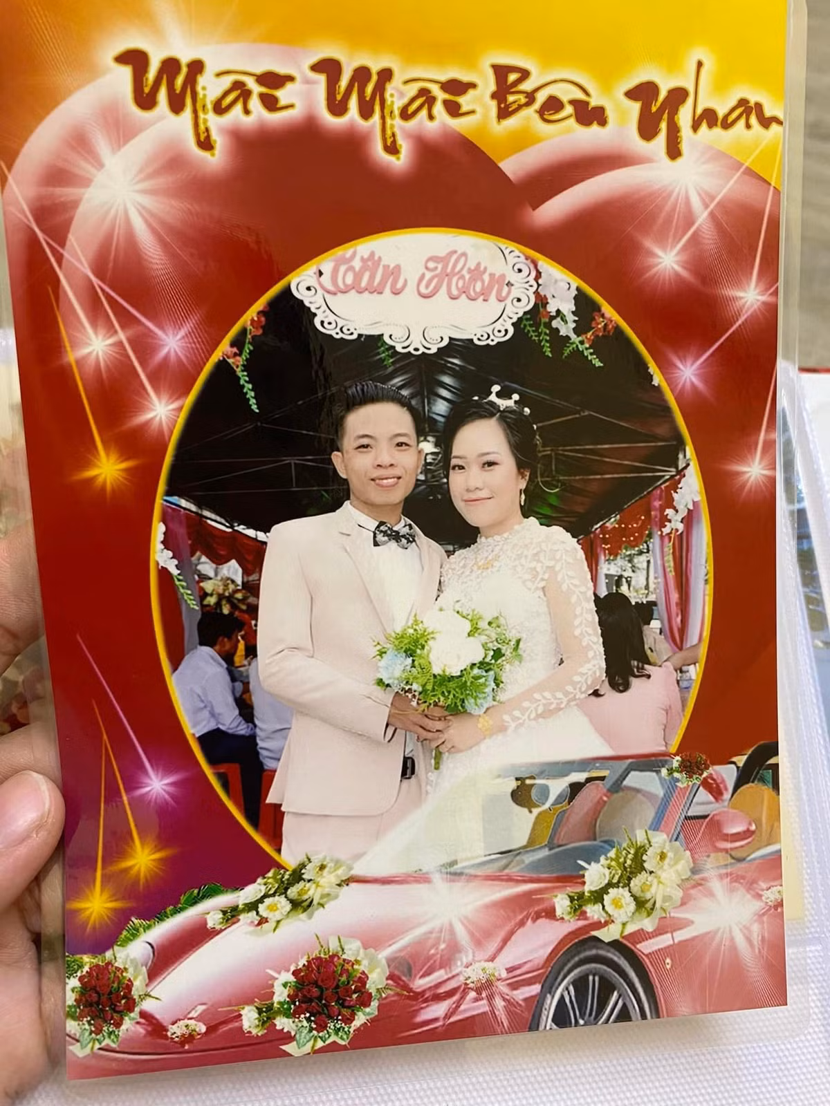 Tuy thợ ảnh đã có tâm thiết kế cắt ghép nhưng nhận thành phẩm cặp đôi dâu rể này không thể cười nổi.