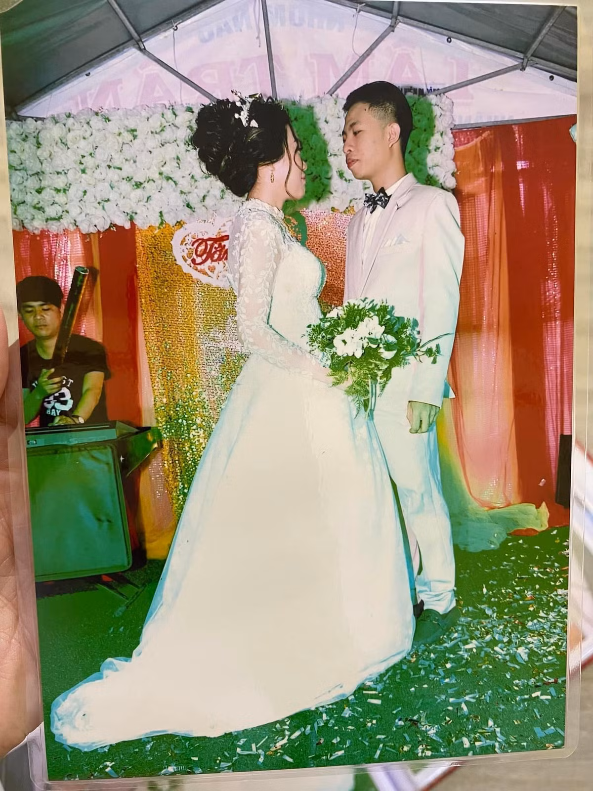 Hơn nữa đây là bạn của bố chụp nên cô dâu chú rể cũng không thể nào lên tiếng chê bai mà chỉ đành "ngậm bồ hòn làm ngọt".