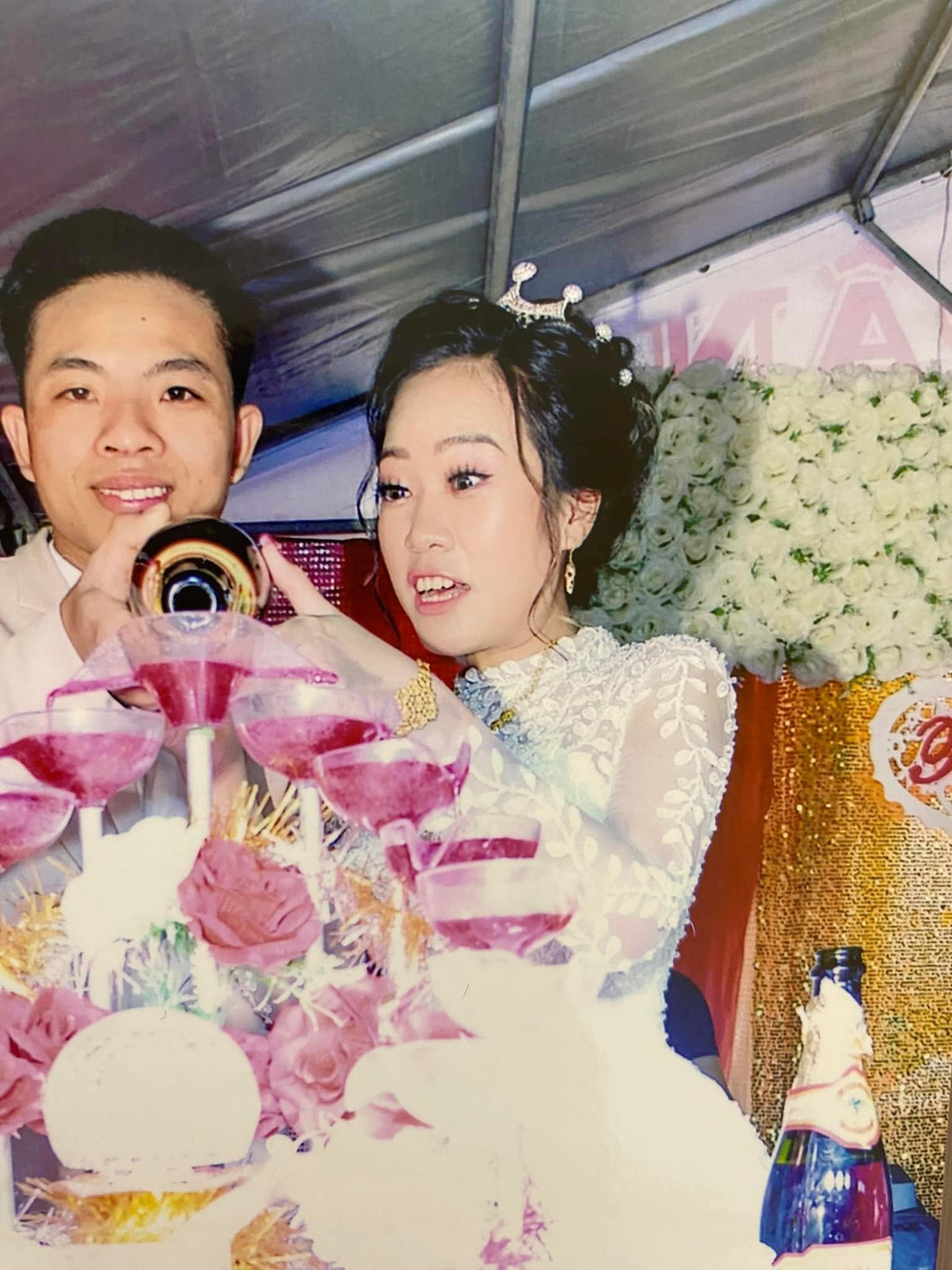 Tuy nhiên cũng có người an ủi cặp dâu rể: "Thôi coi như là một ký niệm đẹp đi, bộ ảnh đặc biệt không ai có luôn", "mỗi lần xem lại là một lần được cười còn gì nữa, bộ ảnh có giá trị tạo niềm vui rồi".