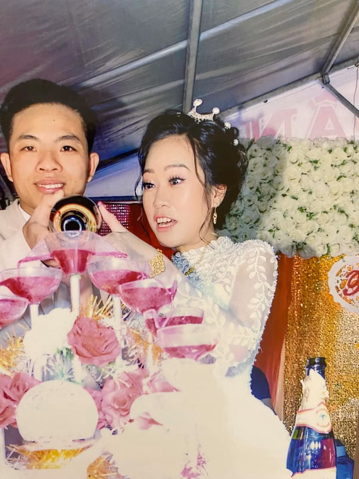 Tuy nhiên cũng có người an ủi cặp dâu rể: "Thôi coi như là một ký niệm đẹp đi, bộ ảnh đặc biệt không ai có luôn", "mỗi lần xem lại là một lần được cười còn gì nữa, bộ ảnh có giá trị tạo niềm vui rồi".