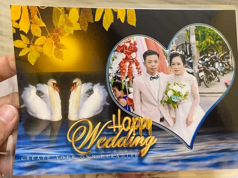 Không chỉ vậy, nhìn biểu cảm của cô dâu và chú rể cũng vô cùng gượng gạo.