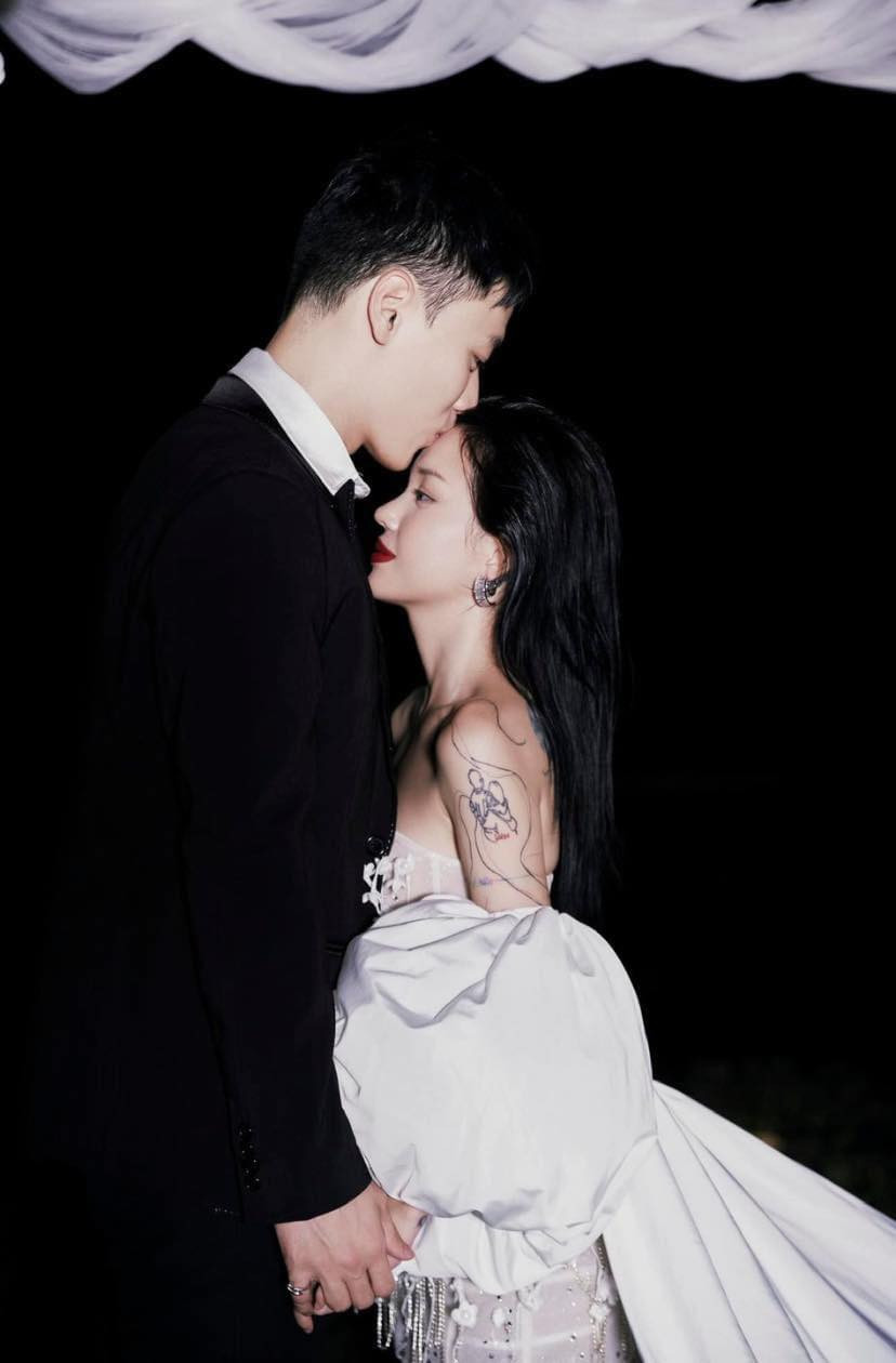 Linh Ngọc Đàm tên thật là Đàm Ngọc Linh, sinh ngày 8/6/1996. Trước Max Shu, cô nàng đã trải qua nhiều mối tình, từ mối tình tính tháng đến mối tình kéo dài cả năm.