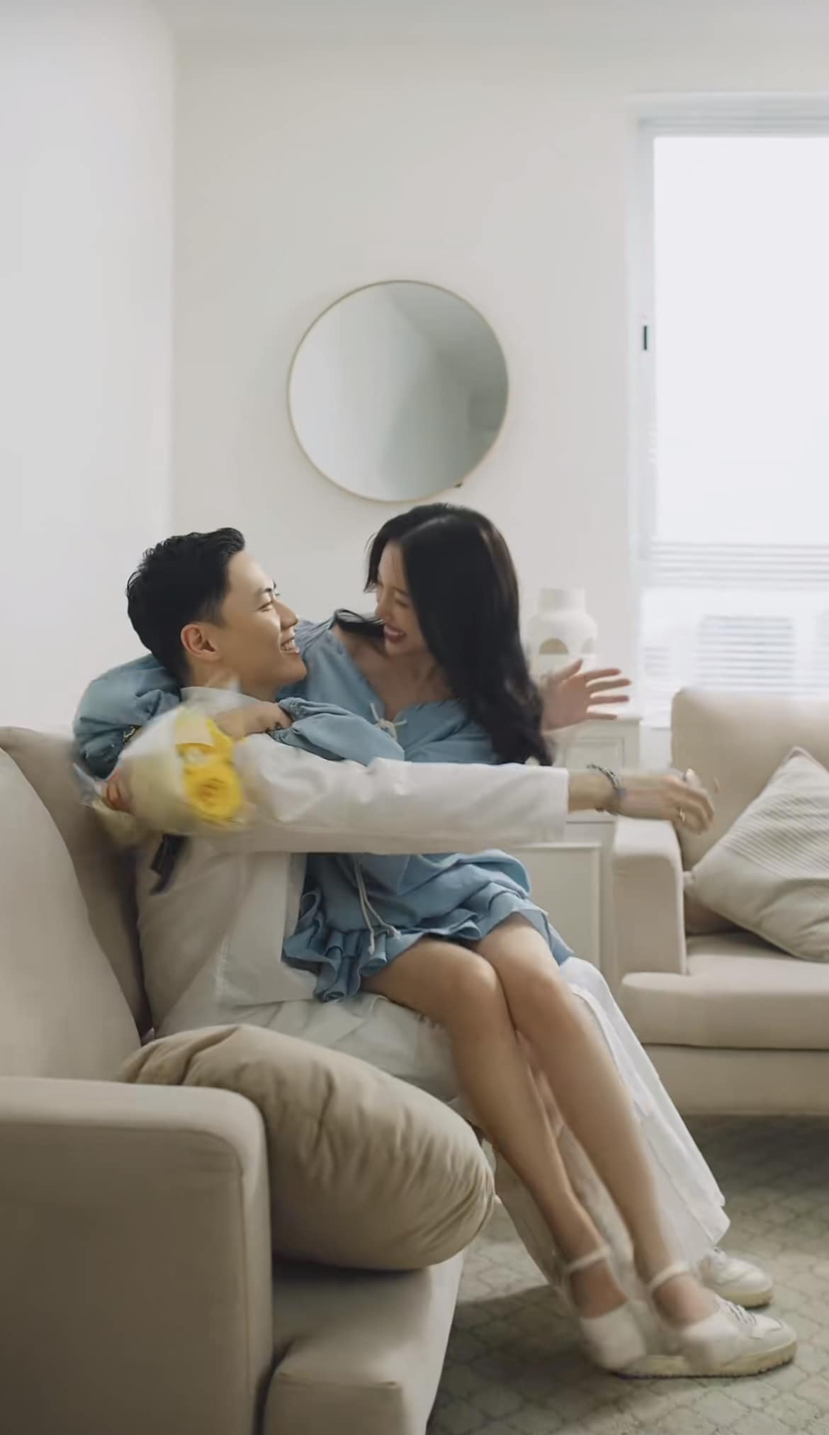 2 năm yêu Max Shu, người ta luôn thấy hình ảnh một Linh Ngọc Đàm vui vẻ, yêu hết mình. Chính vậy khi thông tin chia tay của cô nàng được công khai, rất nhiều người bày tỏ sự tiếc nuối cho một chuyện tình đẹp.