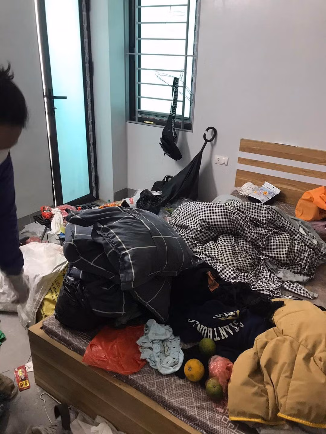 Theo những gì bức hình đăng tải, đồ đạc trong căn nhà lộn xộn không thể tưởng, mọi thứ ngổn ngang trên sàn nhà từ quần áo, giày dép, giỏ xách đến rác thải. Dưới nền nhà thì ngập ngụa những chai lọ, vỏ bánh, hộp giấy của những suất thức ăn nhanh.