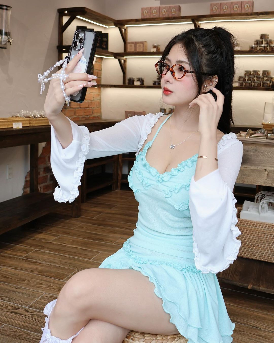 Cô nàng kết hợp cùng chiếc kính oval đang hot thời gian gần đây, được rất nhiều mỹ nhân khác sử dụng.