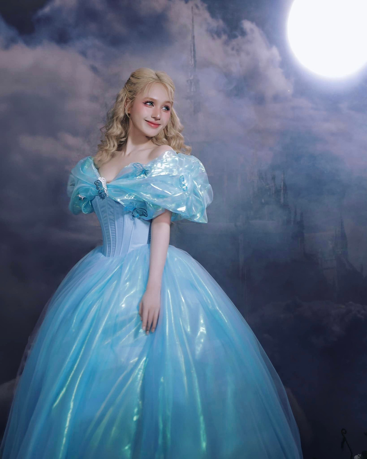 Ở phần bình luận, không ít người dành lời xuýt xoa đến nhan sắc của cô nàng: "Công chúa của tui", "có cần xinh đén vậy không", "nàng công chúa đánh rơi giày ở đâu rồi nhỉ", "phải công nhận là bà Xoài Non có đủ yếu tố như quốc sắc thiên hương, trời sinh quyến rũ, mắt ngọc mày ngài, thướt tha mềm mại, duyên dáng nhiên phóng khoáng, dịu dàng động lòng người, khéo hiểu lòng người, hoạt bát đáng yêu, đẹp không ai bì nổi, trăm hoa kém sắc"....