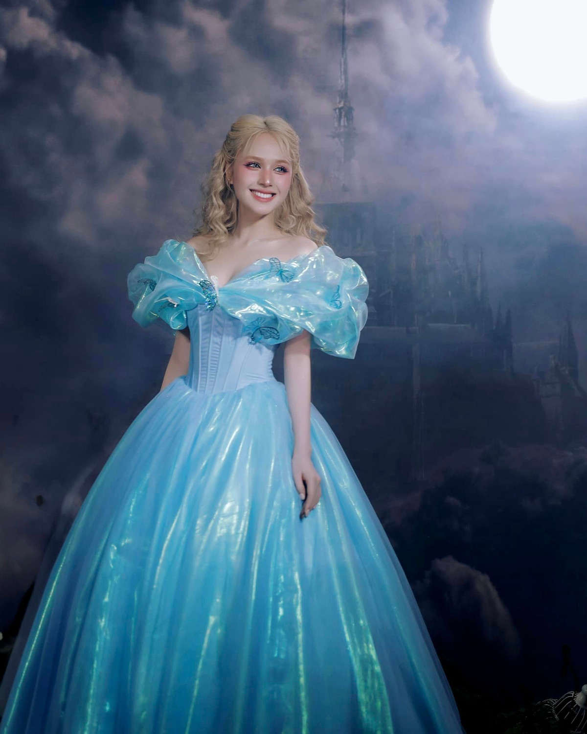 Nhan sắc bình thường của Xoài Non vốn được nhận xét là sở hữu những đường nét lai Tây ấn tượng, nên cô nàng vô cùng hợp với lối make-up và tạo hình này.