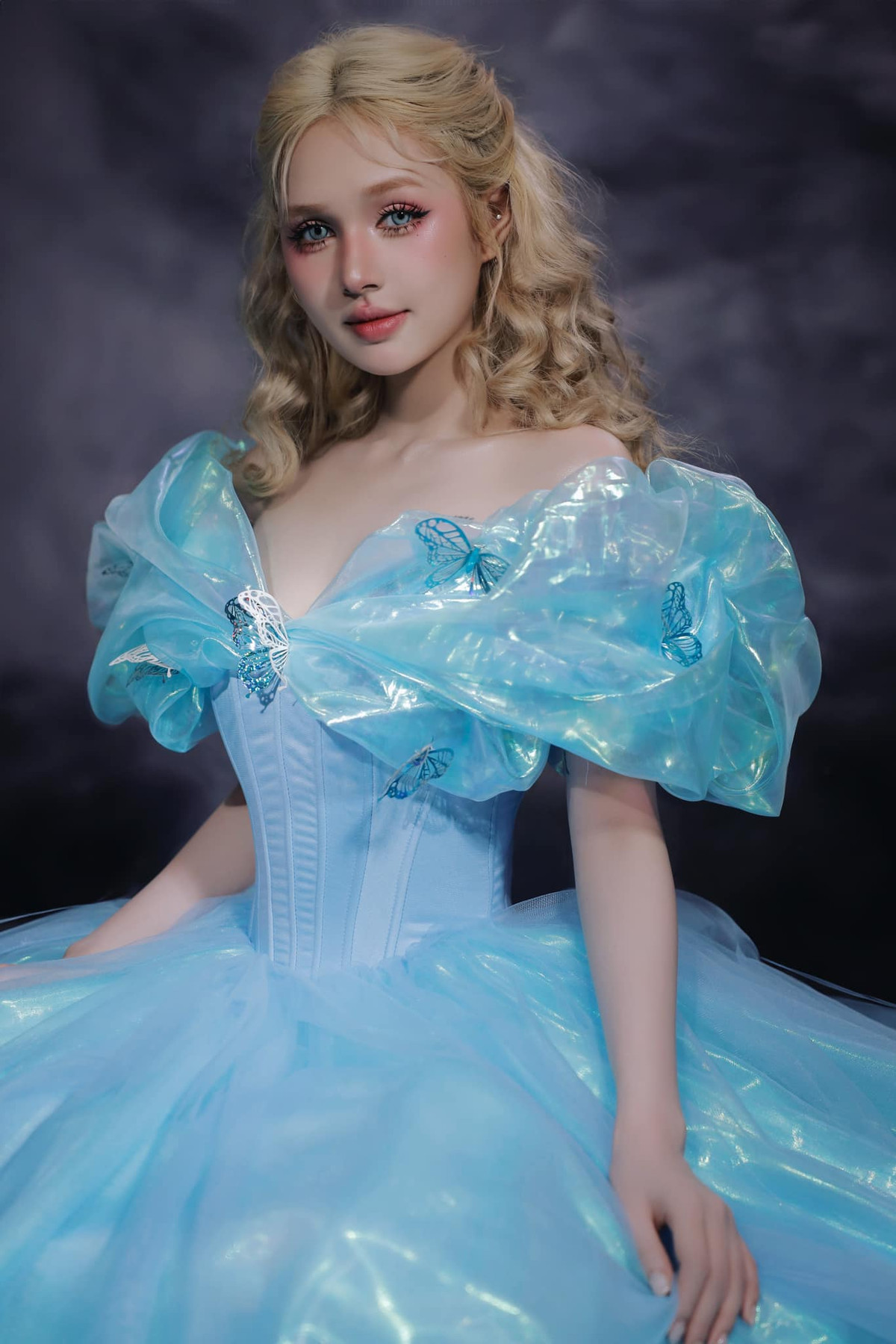 Cô nàng cũng thực hiện nhiều bộ hình khác nhau theo phong cách công chúa.