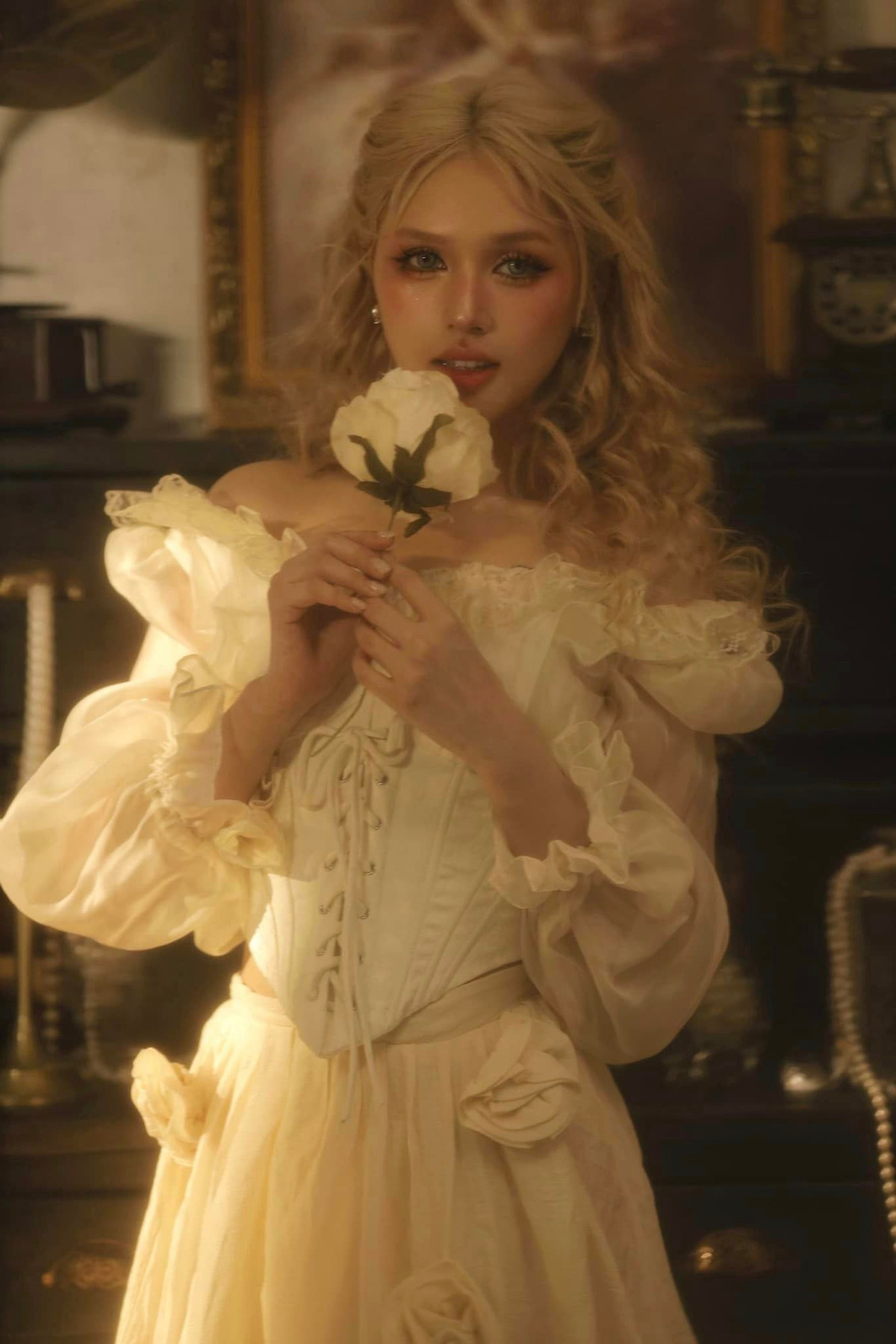 Trước đó, trong bộ ảnh mừng sinh nhật, Xoài Non hóa thân thành nàng công chúa nhỏ trong lâu đài của chính mình.