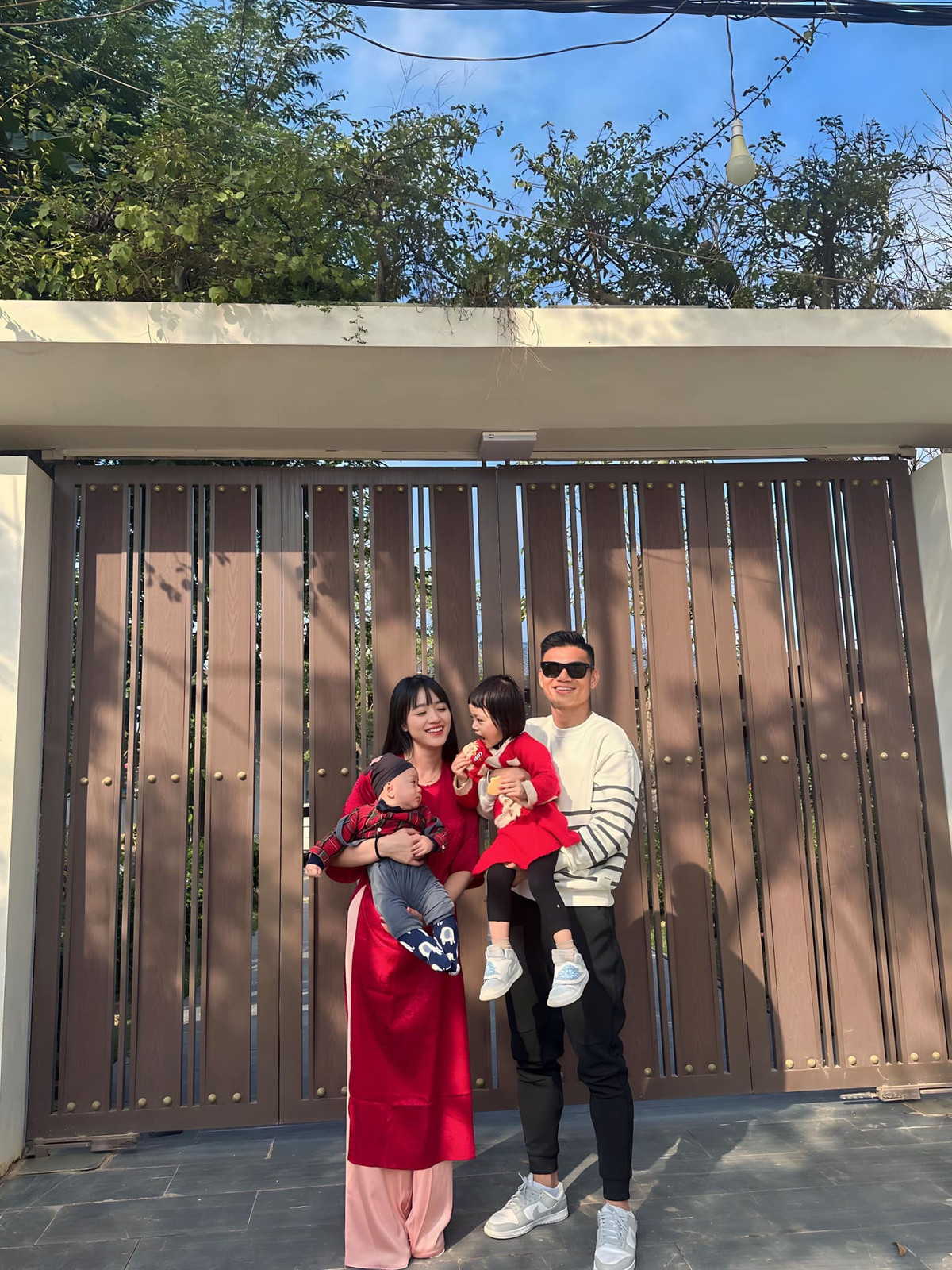 Dù không khoe khoang về tài sản và cơ ngơi hiện tại đang sở hữu, tuy nhiên nhiều người hâm mộ vẫn tinh ý phát hiện ra căn nhà mà gia đình anh sinh sống sang trọng, đầy đủ tiện nghi qua những hình ảnh được Xuân Mạnh đăng tải.