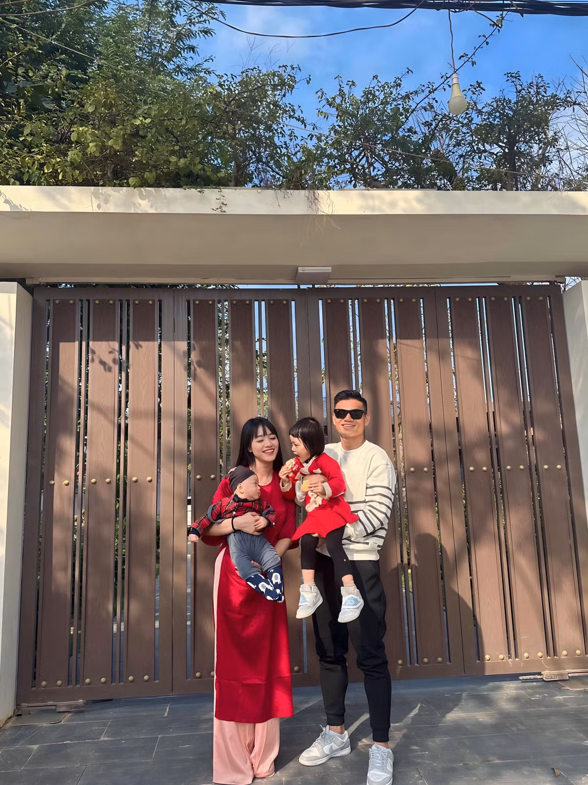 Dù không khoe khoang về tài sản và cơ ngơi hiện tại đang sở hữu, tuy nhiên nhiều người hâm mộ vẫn tinh ý phát hiện ra căn nhà mà gia đình anh sinh sống sang trọng, đầy đủ tiện nghi qua những hình ảnh được Xuân Mạnh đăng tải.