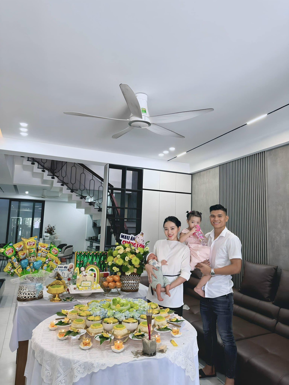 Hiện tại, cuộc sống của Xuân Mạnh đã sang một trang mới, và đổi khác rất nhiều, có vợ đẹp con ngoan, nhà cửa khang trang, xe cộ đủ đầy.