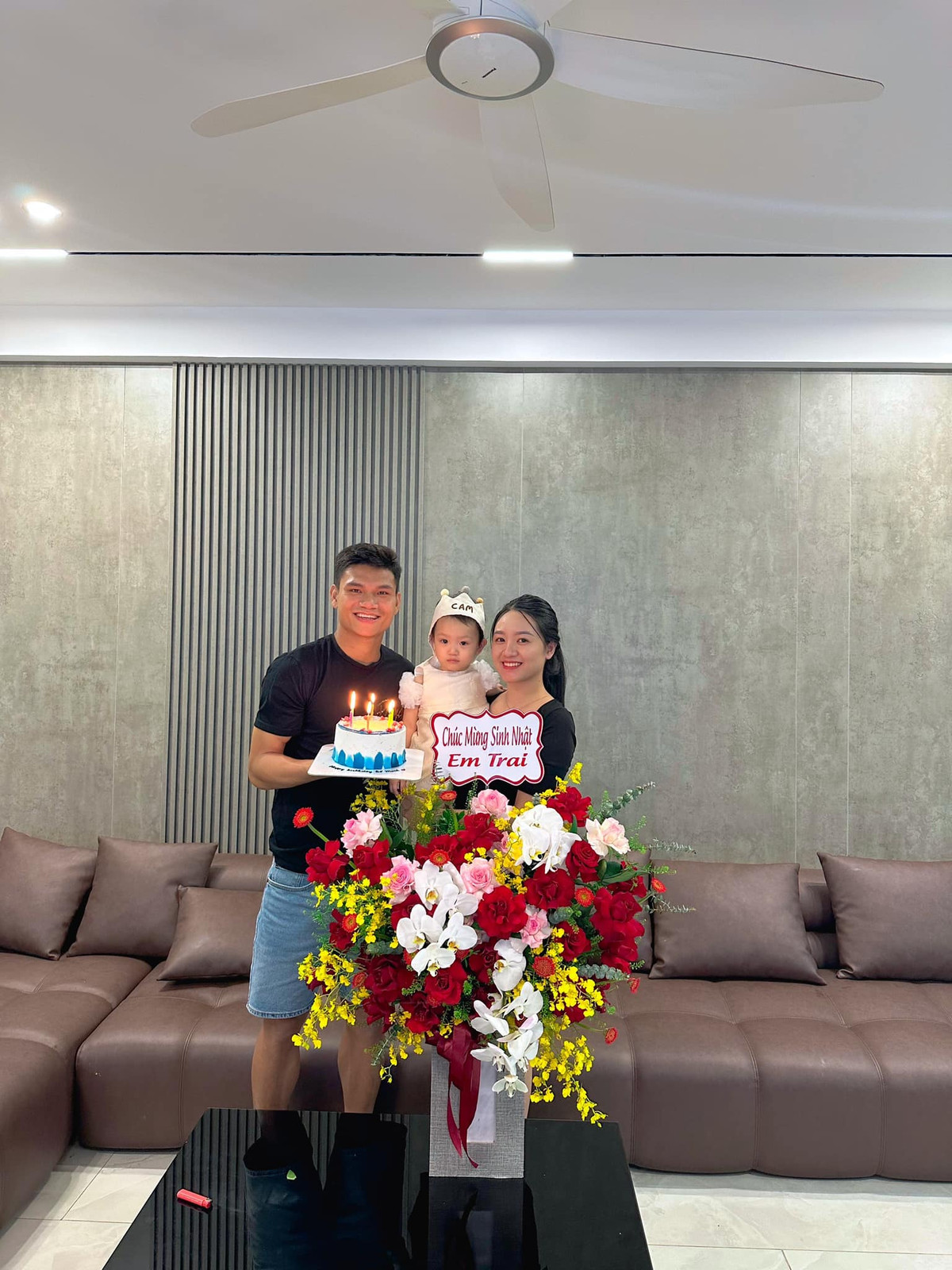 Xuân Mạnh được xem là hình mẫu cho giới cầu thủ Việt Nam về sự vượt khó vươn lên, không ngừng nỗ lực để có được thành quả là cuộc sống viên mãn, đáng mơ ước như hiện tại. (Ảnh: FBNV)