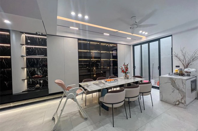 Sau nhiều năm đá bóng, Xuân Mạnh đã tích lũy khối tài sản không phải dạng vừa. Đáng chú ý khi mùa giải 2023 khép lại, Xuân Mạnh đã đầu quân cho CLB Hà Nội. Dù không tiết lộ chính thức nhưng theo một số nguồn tin, bản hợp đồng của Xuân Mạnh với đội bóng Thủ đô kéo dài 3 năm với số tiền lót tay lên tới 9 tỷ đồng, cùng mức lương khoảng 60 triệu đồng/tháng.