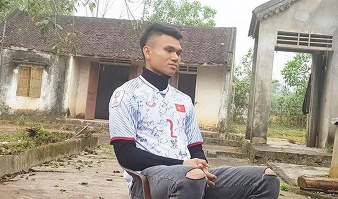 Phạm Xuân Mạnh - hậu vệ ĐT Việt Nam và CLB Hà Nội sinh ra trong một gia đình nông thôn và đông con ở Nghệ An. Thậm chí bố anh từng phải bán trâu để có tiền cho con theo đuổi sự nghiệp quần đùi áo số.