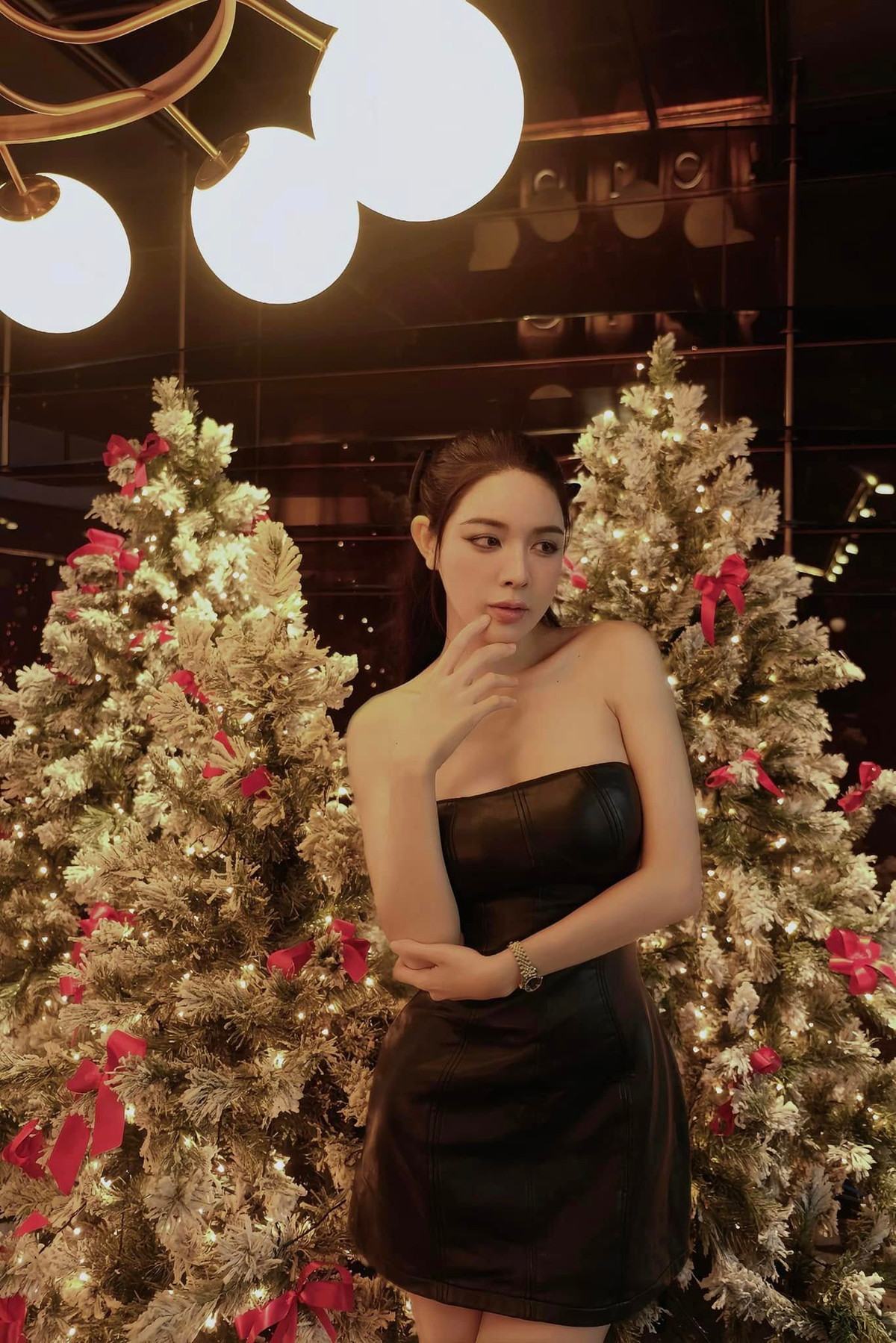 Những ngày gần đây thời tiết Hà Nội bắt đầu trở nên nên nhiều người thắc mắc cô nàng ăn mặc liệu có "mát mẻ" quá hay không. Đáp lại, Bích Hạnh cho biết bộ ảnh đã được chụp từ trước đó một thời gian.