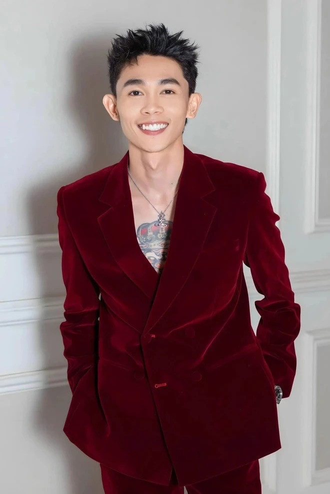 Lý do của việc làm này do "bạn gái Hồng Thanh" đưa ra là ít chụp ảnh và cảm thấy không có quá nhiều khác biệt so với thực tế: "Lúc đó, mình chỉ nghĩ đơn giản rằng hành động này giống như việc nhiều người sử dụng các ứng dụng chỉnh sửa hình ảnh hoặc AI để thay đổi ảnh. Vì mình ít chụp ảnh và không thường xuyên chia sẻ cuộc sống cá nhân, mình cảm thấy những hình ảnh ghép không khác biệt quá nhiều so với thực tế nên mình đã làm vì cũng nghĩ chả ai quan tâm".