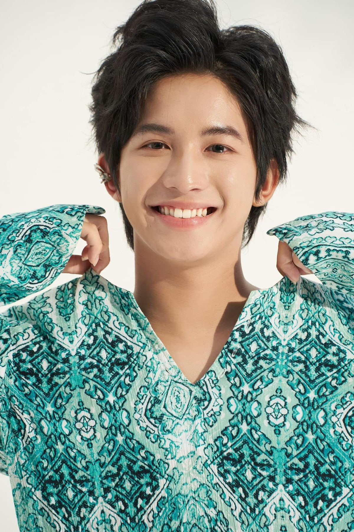 Sơn sinh ra và lớn lên ở Thanh Chương, Nghệ An, Sơn được truyền cảm hứng làm "anh giáo dạy văn" từ bố - một giáo viên tiểu học.