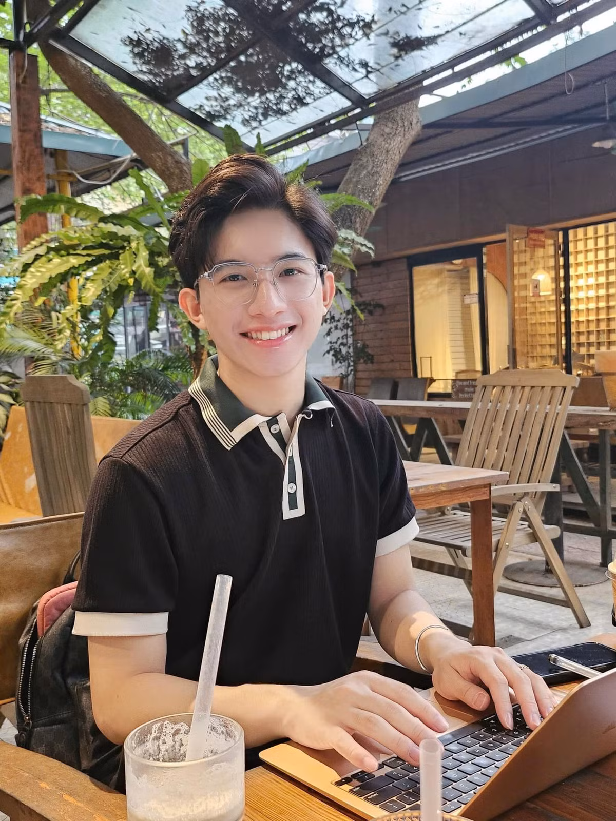 Nam sinh cũng tích cực tham gia các hoạt động, nhận dạy thêm, làm MC và mẫu ảnh.