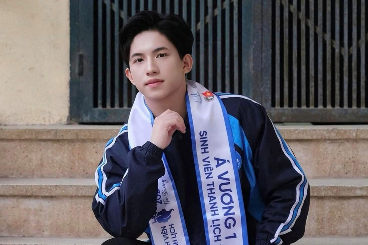 Được biết không chỉ có giao diện "nam thần", Tùng Sơn có điểm trung bình (GPA) 3,21, điểm rèn luyện 83, đạt loại giỏi.