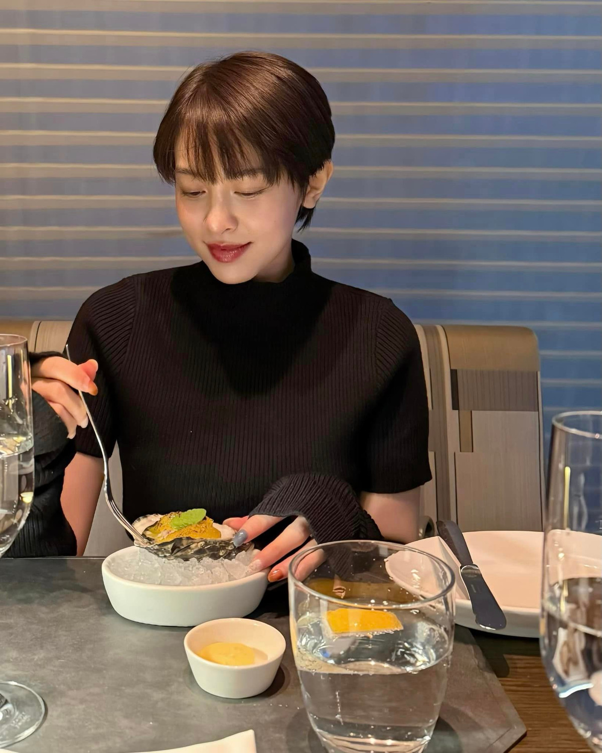 Cô nàng từng vướng vào tin đồn nghi vấn là bạn gái của một nam ca sỹ Hàn Quốc. Tuy nhiên đó chỉ là hiểu lầm và phía nam ca sĩ cũng đã lên tiếng đính chính.