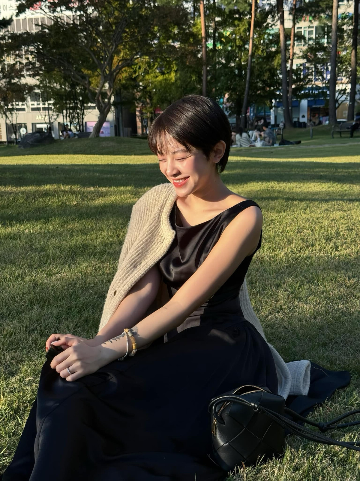 Hà My cũng thường xuyên chia sẻ những hình ảnh xinh đẹp của mình lên trang cá nhân và nhận về hàng ngàn lượt yêu thích, bình luận cũng như chia sẻ từ cộng đồng mạng.