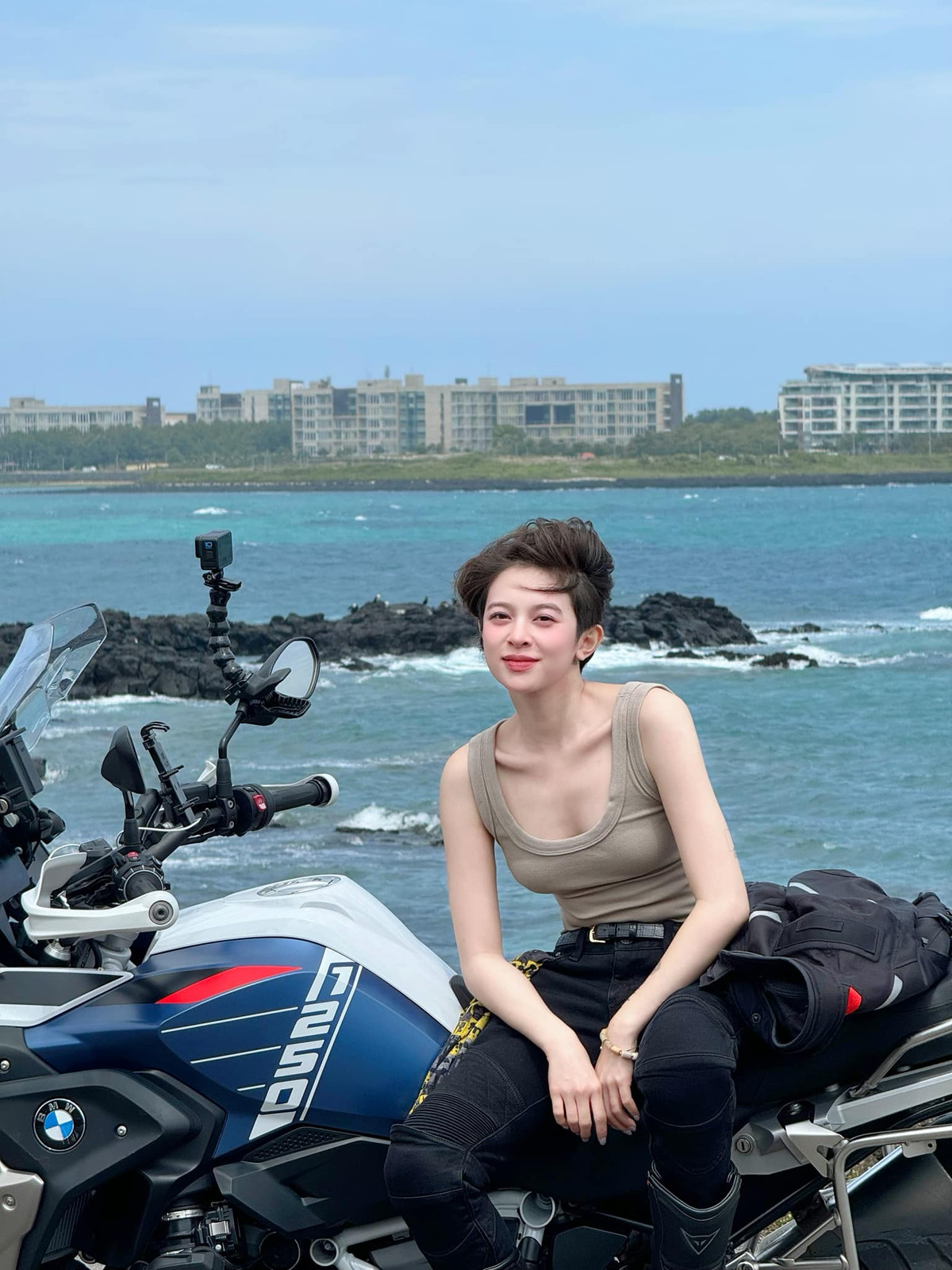 Đặc biệt, từ khi quyết định "xuống tóc", cô nàng được nhiều chị em theo dõi hơn nữa với nét đẹp phi giới tính. Cô nàng có thể cân đẹp mọi phong cách từ cá tính đến kẹo ngọt, nữ tính.