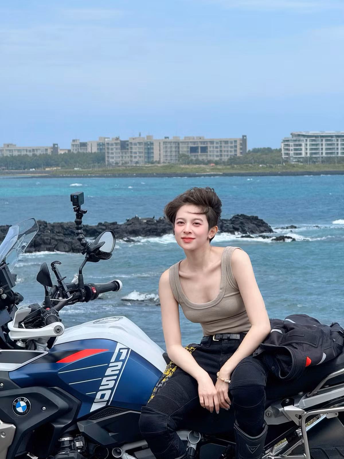 Đặc biệt, từ khi quyết định "xuống tóc", cô nàng được nhiều chị em theo dõi hơn nữa với nét đẹp phi giới tính. Cô nàng có thể cân đẹp mọi phong cách từ cá tính đến kẹo ngọt, nữ tính.