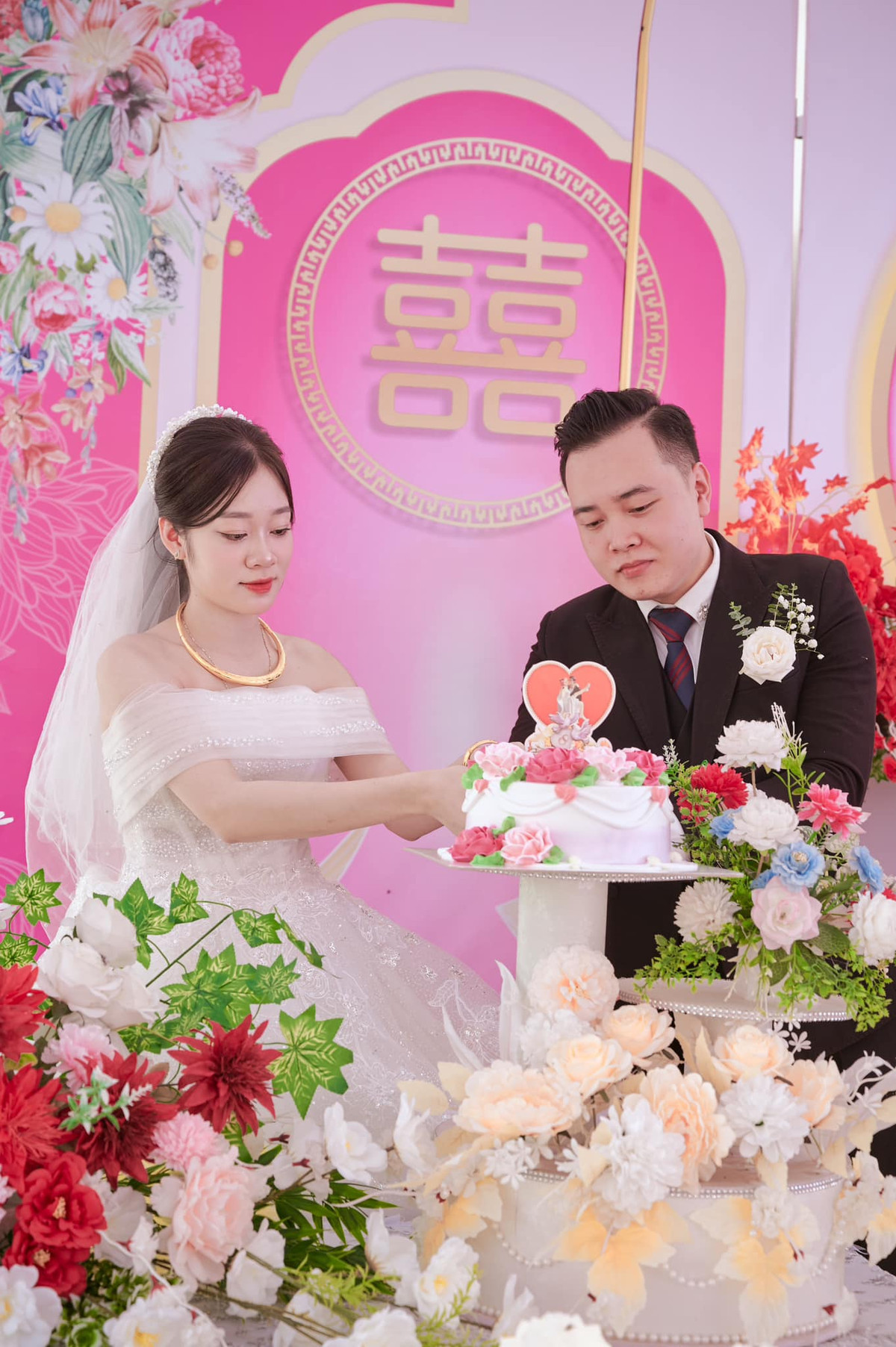 Ngay sau khi được chia sẻ, nhiều người bày tỏ sự "hoang mang" vì không hiểu những món này là món gì. Nhiều người đã thi nhau giải mã những món ăn nói trên.