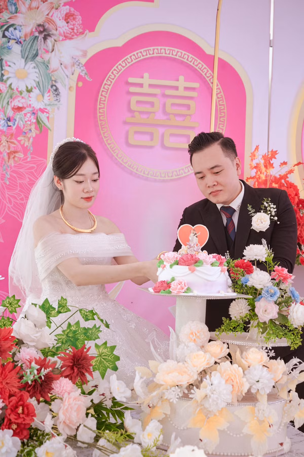 Ngay sau khi được chia sẻ, nhiều người bày tỏ sự "hoang mang" vì không hiểu những món này là món gì. Nhiều người đã thi nhau giải mã những món ăn nói trên.