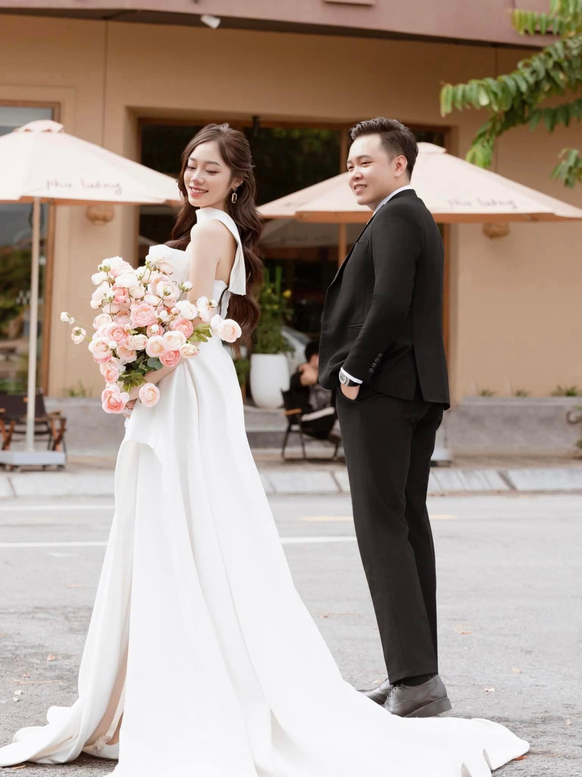 Cách đây hơn 10 năm, trong đám cưới của người con trai cả, mẹ Thành cũng nghĩ ra thực đơn với những cái tên đặc biệt. Thành nói: “Nếu năm đó mạng xã hội phát triển như bây giờ thì có lẽ, thực đơn đám cưới của anh trai mình cũng gây chú ý”.