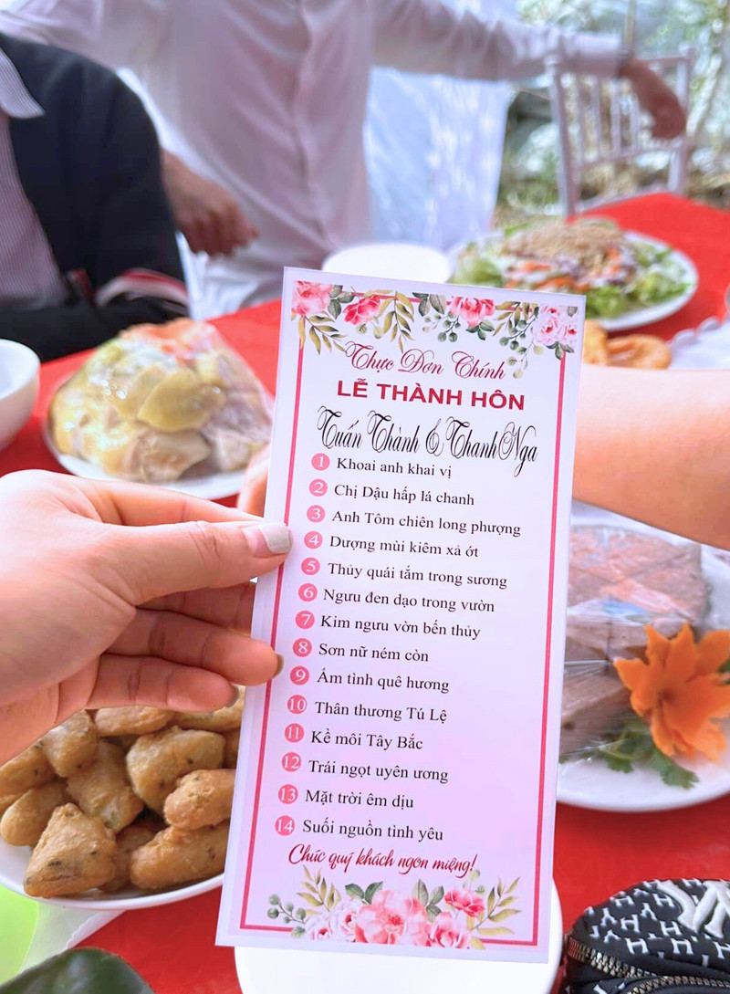 Theo đó, tờ thực đơn được thiết kế tỉ mỉ với 14 món ăn, đồ uống được đặt những cái tên mỹ miều như: Dượng mùi kiêm sả ớt, thủy quái tắm trong sương, ngưu đen dạo trong vườn, sơn nữ ném còn, kim ngưu vờn bến thủy, trái ngọt uyên ương, mặt trời êm dịu,...