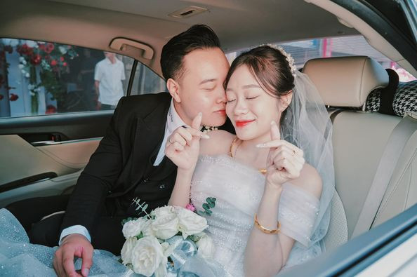 Chú rể Tuấn Thành và cô dâu Thanh Nga có 8 năm quen nhau trước khi về chung một nhà. Khi tình cảm chín muồi, cặp đôi quyết định về chung một nhà để xây dựng tổ ấm. (Ảnh: FBNV)