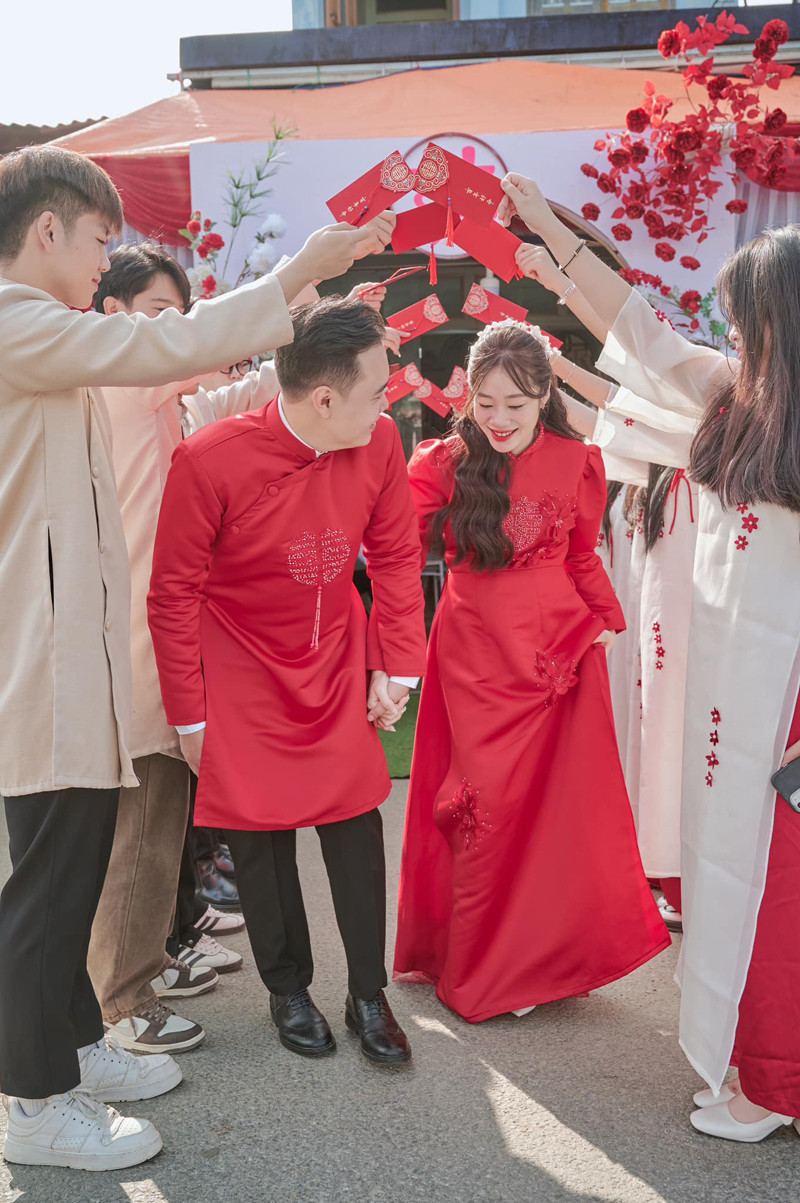 Trước khi in thực đơn, chú rể đã cùng mẹ mình họp bàn và chốt món ăn, đồ uống cho tiệc cưới. Cô Phượng đã dành 2 buổi tối để nghĩ ra tên gọi độc lạ này cho những món ăn.