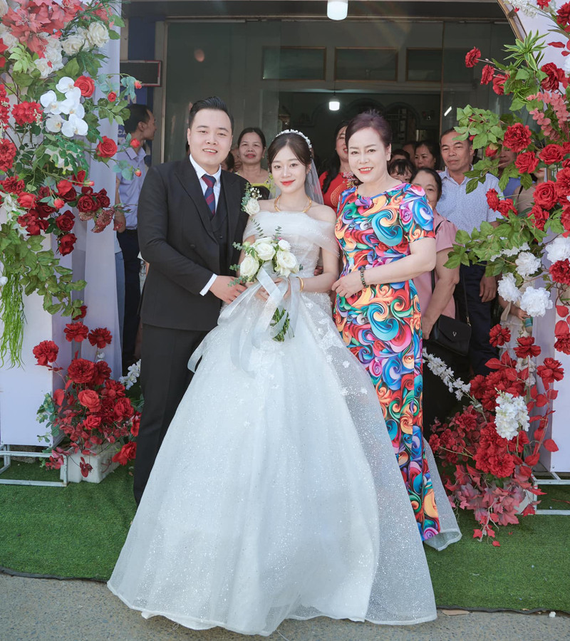 Theo tìm hiểu, đây là thực đơn trong đám cưới của cặp đôi chú rể Phạm Tuấn Thành và cô dâu Thanh Nga (cùng 21 tuổi, trú huyện Văn Chấn, tỉnh Yên Bái) hôm 17.11.2024.