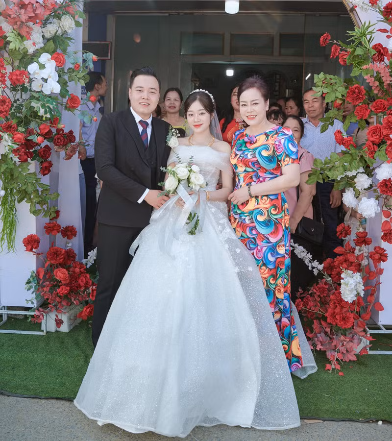 Theo tìm hiểu, đây là thực đơn trong đám cưới của cặp đôi chú rể Phạm Tuấn Thành và cô dâu Thanh Nga (cùng 21 tuổi, trú huyện Văn Chấn, tỉnh Yên Bái) hôm 17.11.2024.