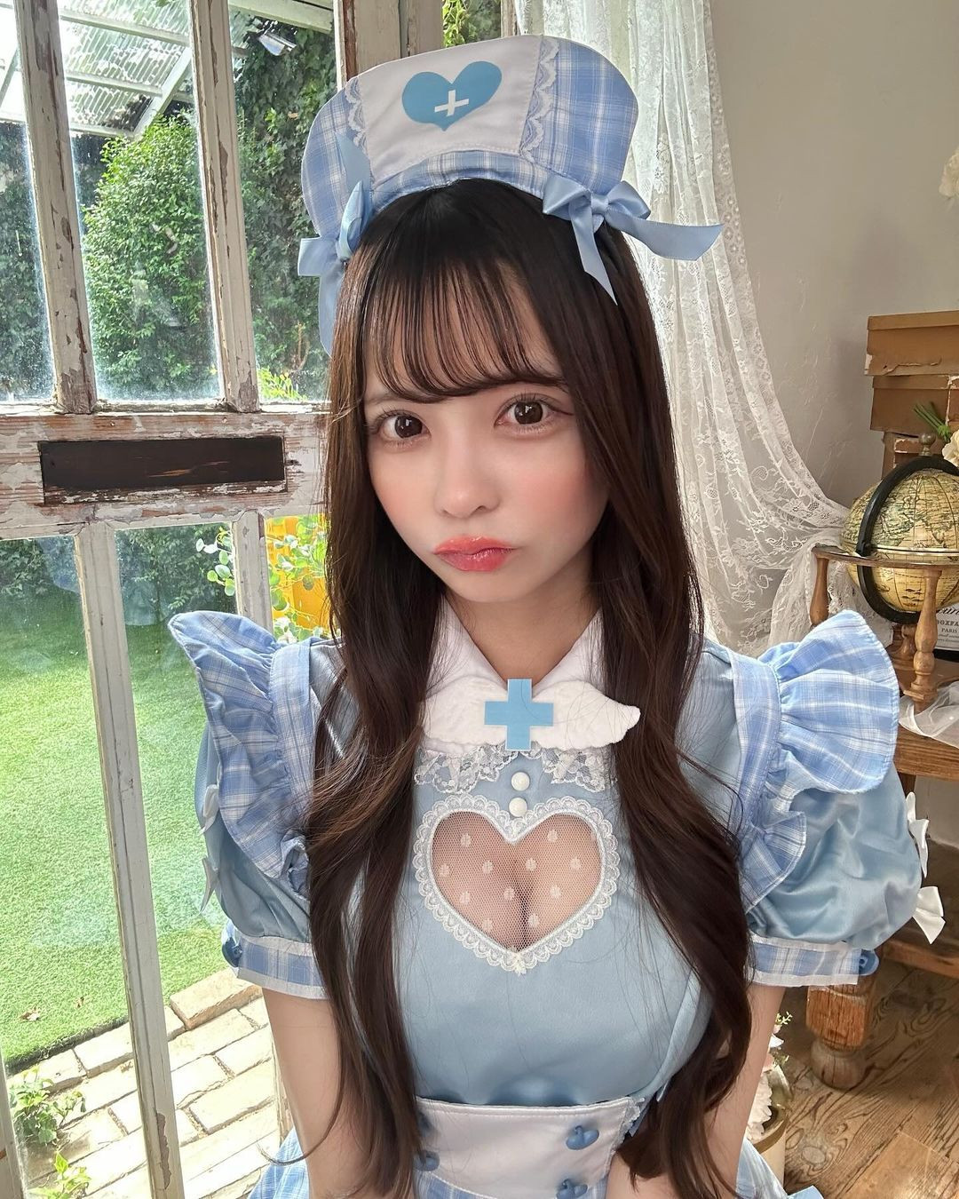 Trong khi đó, Hiiragi Kiki trông cá tính hơn, có phần gợi cảm hơn với những bộ trang phục có phần cắt xẻ ấn tượng.