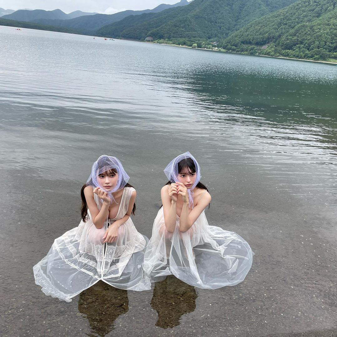 Ngay từ khi còn nhỏ, hai chị em đã nhận “mưa lời khen” cho nhan sắcxinh đẹp, đáng yêu.