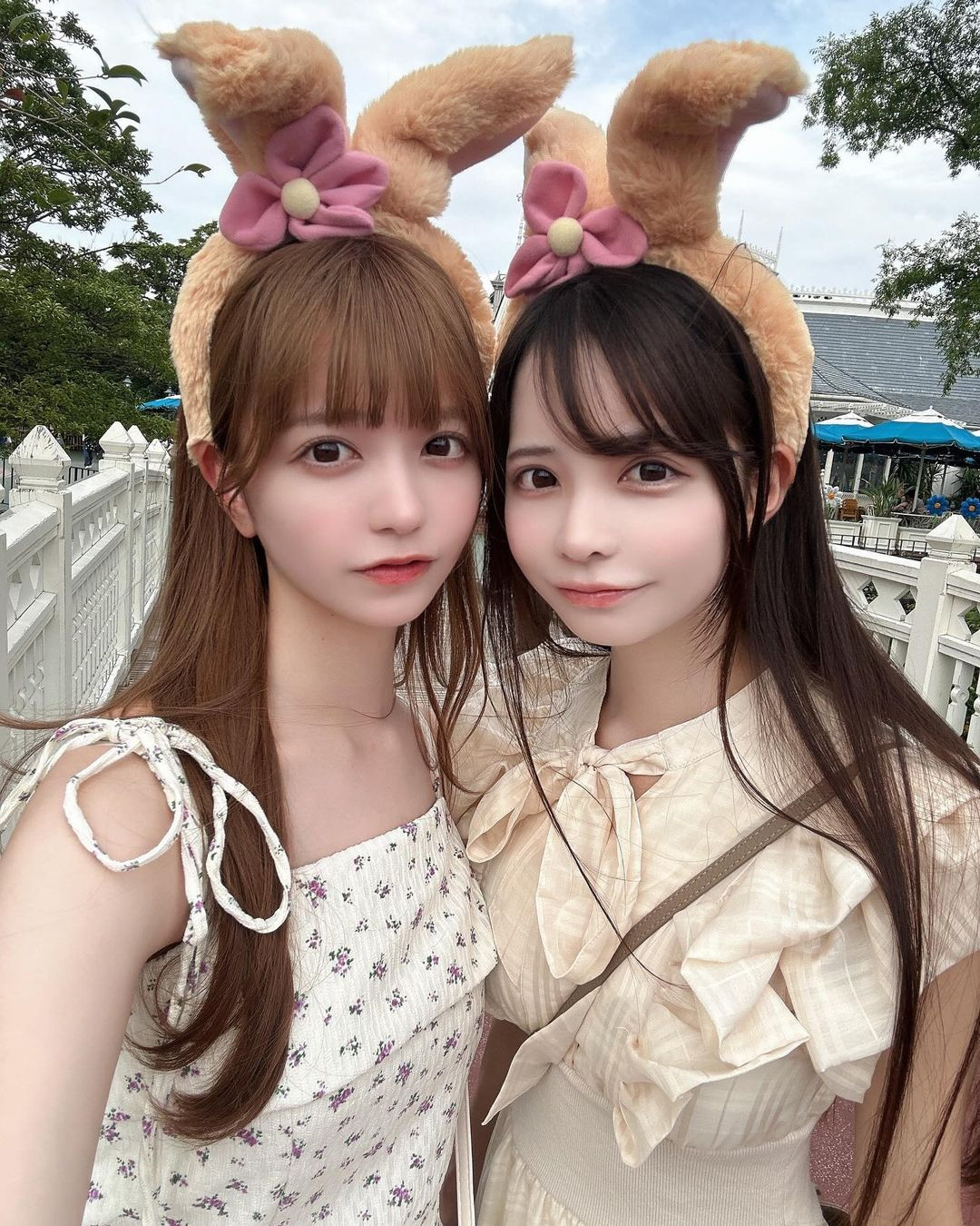 Cặp chị em cũng có mối quan hệ vô cùng thân thiết, thường cùng nhau đi du lịch đến nhiều địa điểm khác nhau.