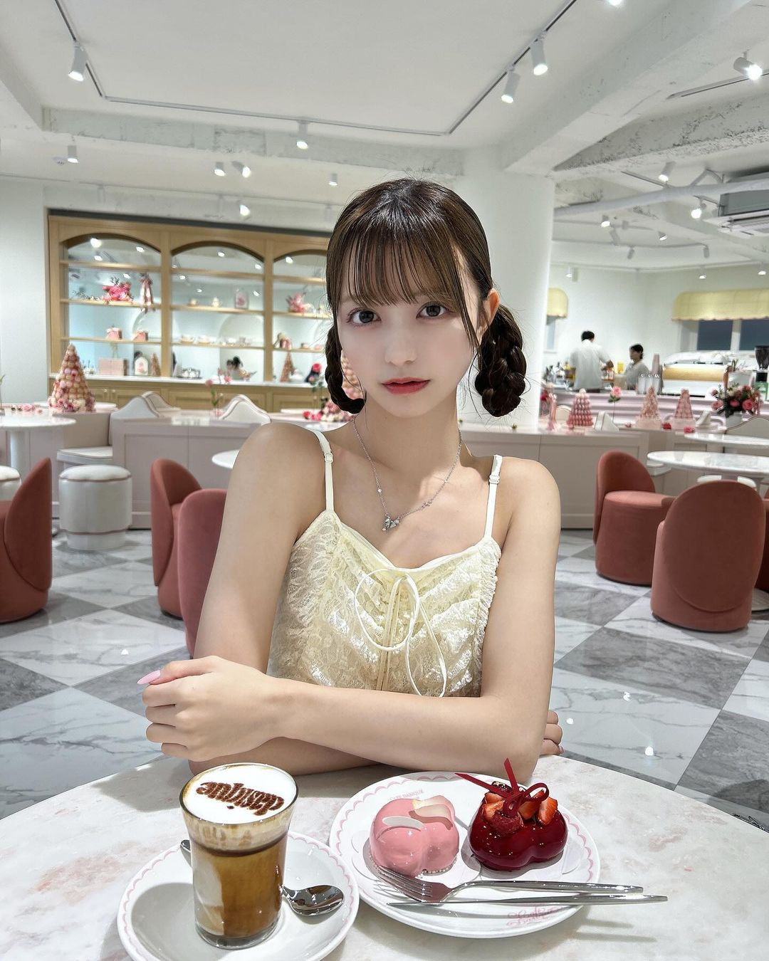 Cô đặc biệt yêu thích các thiết kế trễ, khoét vai hết hợp với kiểu tóc thắt bím hay buộc hai bên.