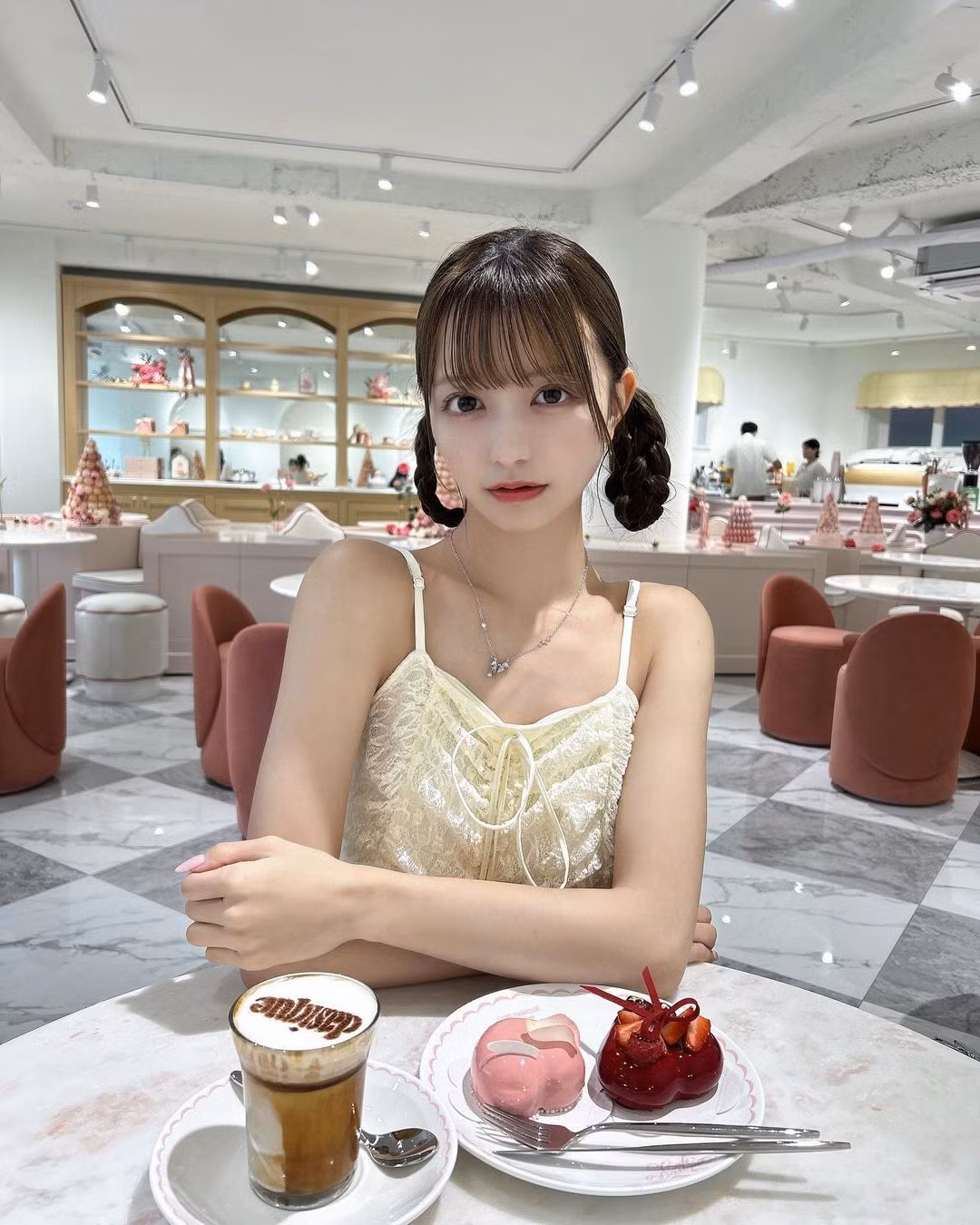 Cô đặc biệt yêu thích các thiết kế trễ, khoét vai hết hợp với kiểu tóc thắt bím hay buộc hai bên.