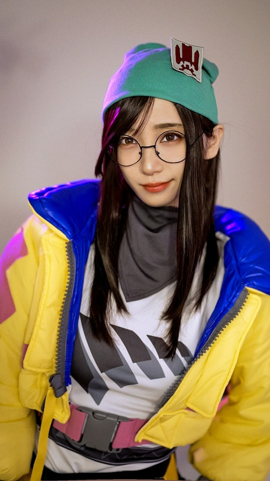 Hiện tại, trang Tweeter cũng như Fanpage của Iori Moe nhận được khá đông sự quan tâm của các fan hâm mộ. Cô nàng thu hút hơn 1,2 triệu người theo dõi trên Instagram.