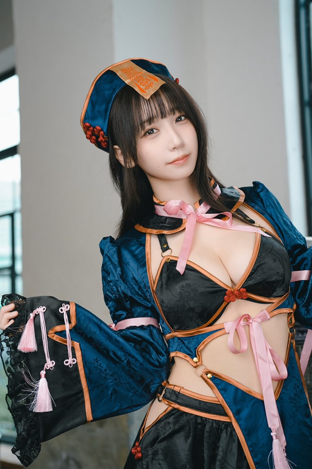 Mặc dù chỉ sở hữu chiều cao khiêm tốn nhưng gương mặt xinh đẹp cùng thân hình gợi của của Iori Moe lại rất hợp để diễn cosplay, đặc biệt là trong vai những cô bé lolita vừa đáng yêu, vừa quyến rũ.