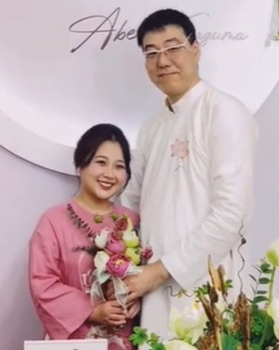 Không chỉ cách nhau về tuổi tác, cặp đôi này còn cách nhau về chiều cao. Cụ thể, trong khi chú rể cao 1m93, thì cô dâu lại sở hữu chiều cao khiêm tốn chỉ 1m46.