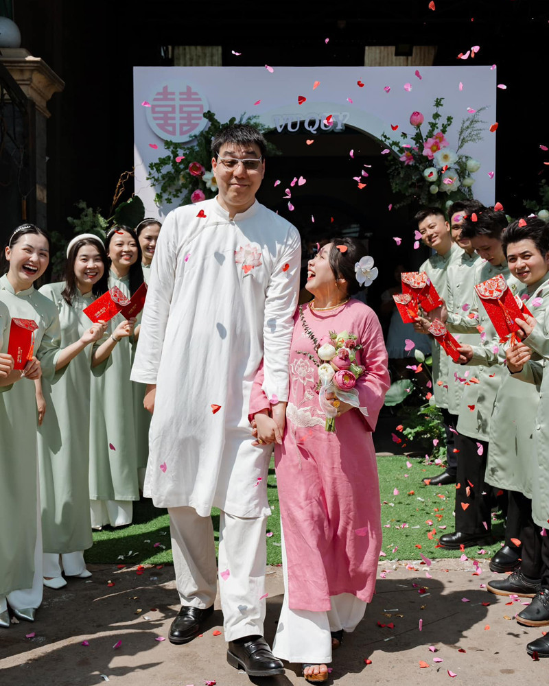 Trong đoạn video được viral trên mạng xã hội, khi chụp ảnh trong lễ vu quy, chú rể định vòng tay qua ôm eo cô nhưng không được bởi cô dâu có chiều cao quá khiêm tốn. Nhận ra, chú rể ngại ngùng cúi xuống trao cho vợ cái ôm tình cảm. Hành động đáng yêu này khiến netizen phải thốt lên quá dễ thương.